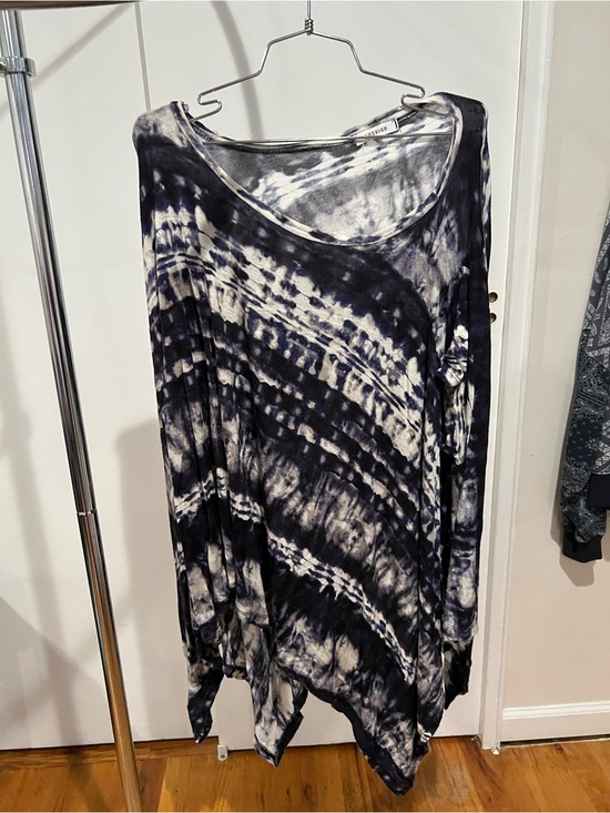 Cherish Tops - Tie-Dye Long Sleeve Women’s Top - Blue & White